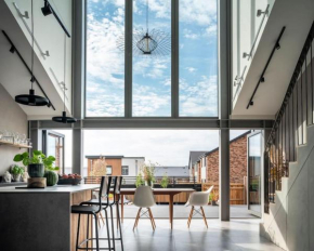 'Skyline' - Award Winning, Grand Designs House near Bicester Village
